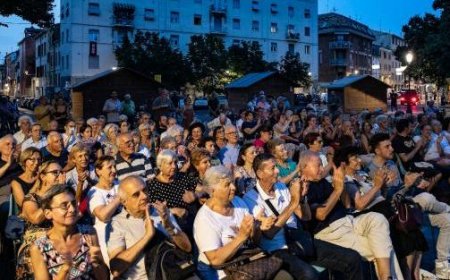 Oper und Dialekt unter den Sternen in Piazzale Picelli, Erfolg für das große Finale. Im Herbst Konzert zur Erinnerung an Mina Dall’Aglio – Foto