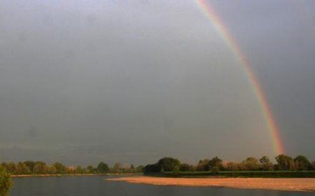 Un arc-en-ciel illumine le dimanche dans les terres du Po