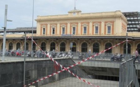 Bahnhof: Türen im zweiten Stock geschlossen – folgen Sie den Pfeilen, um einzutreten – Foto