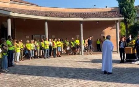 Farewell to Andrea Mozzarelli: Fiab-Mitglieder begleiten den Sarg auf Fahrrädern und Geschirr – Video