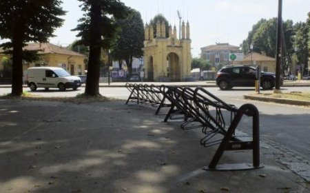 Installation de 112 nouvelles stations pour vélos près du stade Tardini : les espaces pour les bicyclettes triplés dans la zone