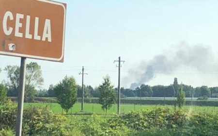Incendie dans un entrepôt de matières plastiques dans la région de Reggio : de la fumée jusqu’à Cavriago – Photo
