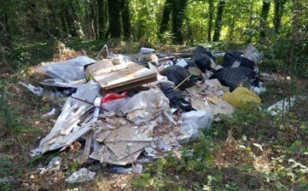 Déchets abandonnés dans la route menant au monument de Tommy