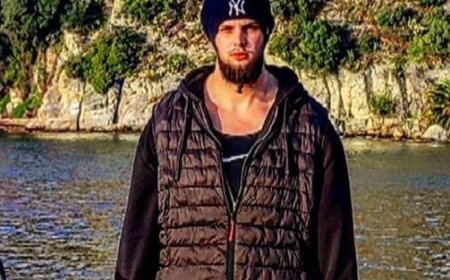 Un héros poursuit deux voleurs, les arrête et les fait arrêter