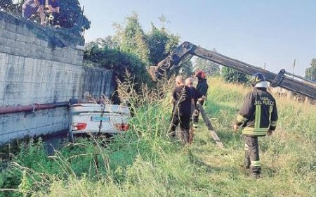 Accident spectaculaire : il percute un muret et finit dans un canal