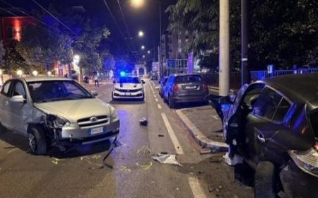 Accident de la route : une voiture termine sa course contre une voiture stationnée, la projetant contre un poteau de lumière – Dommages mais tous indemnes – Photos
