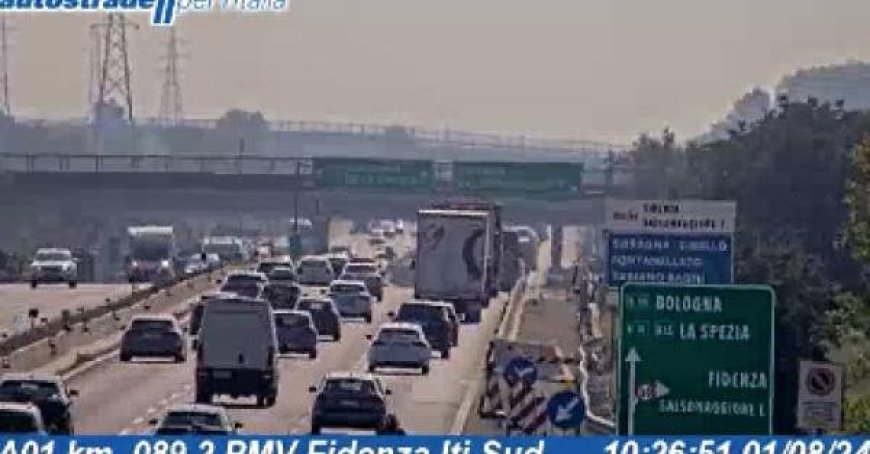 Verkehrsstau auf Autobahnen: Behinderungen auf A1. In Autocisa, Stau Richtung Parma aufgrund von Bauarbeiten