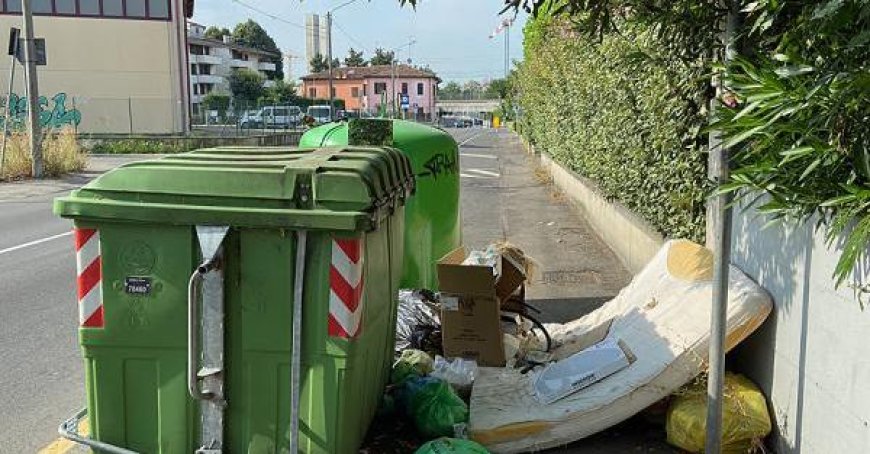 Zwei emblematische Fotos und ein mehr als aussagekräftiger Kommentar: “Immer die gleiche Geschichte in der Via Strobel”