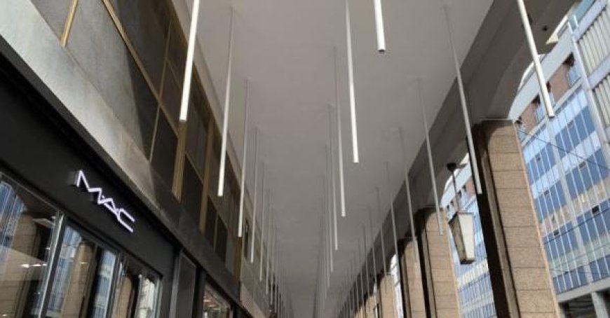 Reinigung der Beleuchtungseinrichtungen in der Via Mazzini