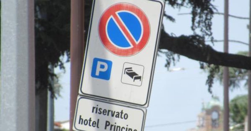 L’hôtel Principe, enseigne routière «historique» sur la Via Emilia Est : l’hôtel est fermé depuis de nombreuses années – Photo