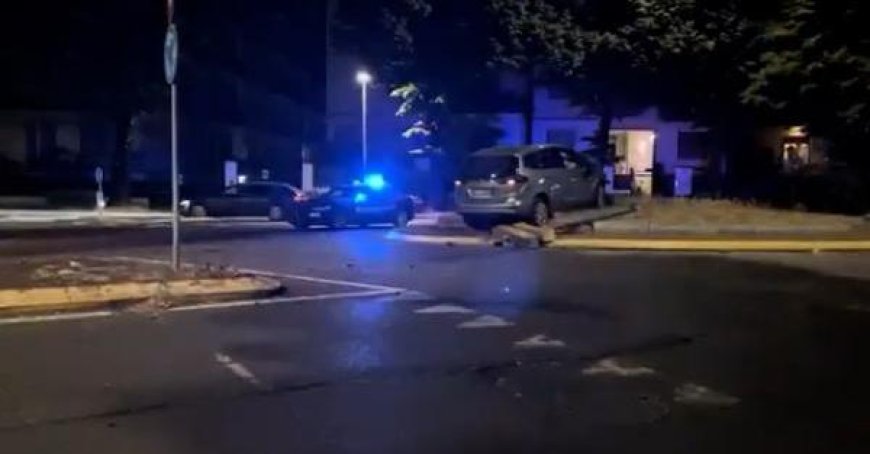 Accident de la route: une voiture percute un panneau et termine sa course dans un rond-point – la vidéo de l’incident