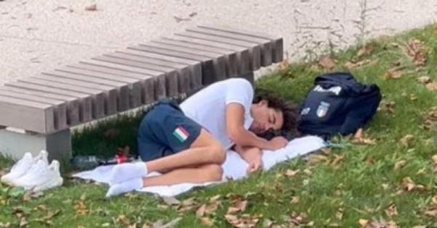 Le vidéo de Ceccon dormant sur l’herbe devient virale. Federnuoto parle juste d’une sieste