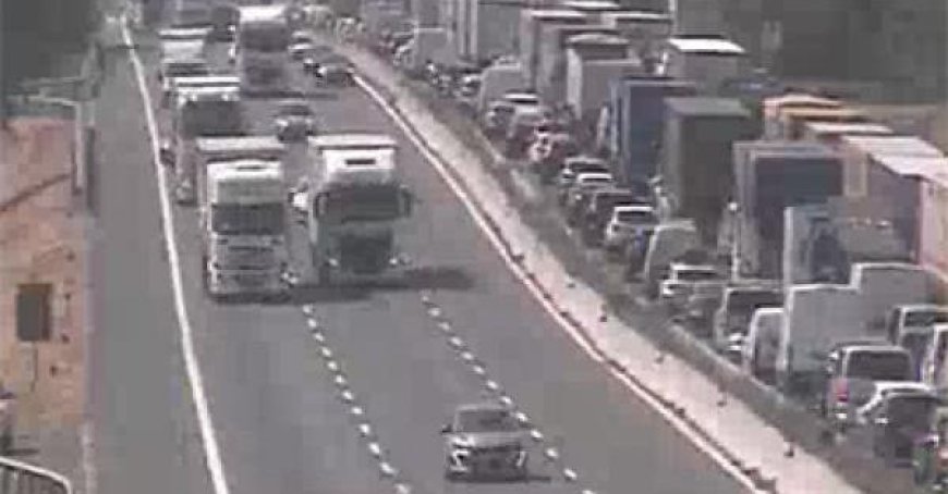 Truck Catches Fire on A1 Highway After Tire Bursts, Causes 4-Kilometer Traffic Jam
