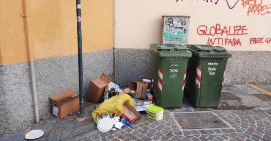 Déchets… dispersés en désordre au coin entre le quartier Catena et le quartier Fornovo – Les photos