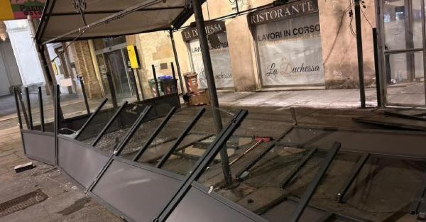 Tempête détruit la terrasse d’une pizzeria à la place Garibaldi et travail intense des pompiers pour les arbres dangereux en ville et dans la province