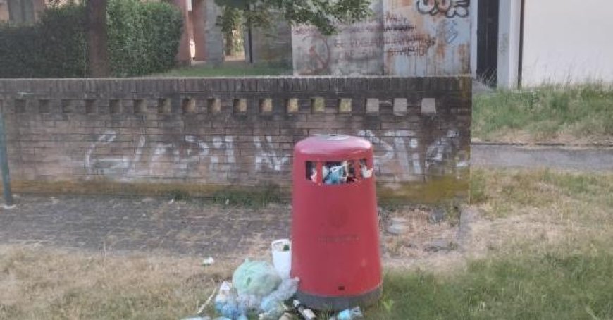 Décharges pleines depuis longtemps au parc 9 Octobre – Photos de bidon de poubelle