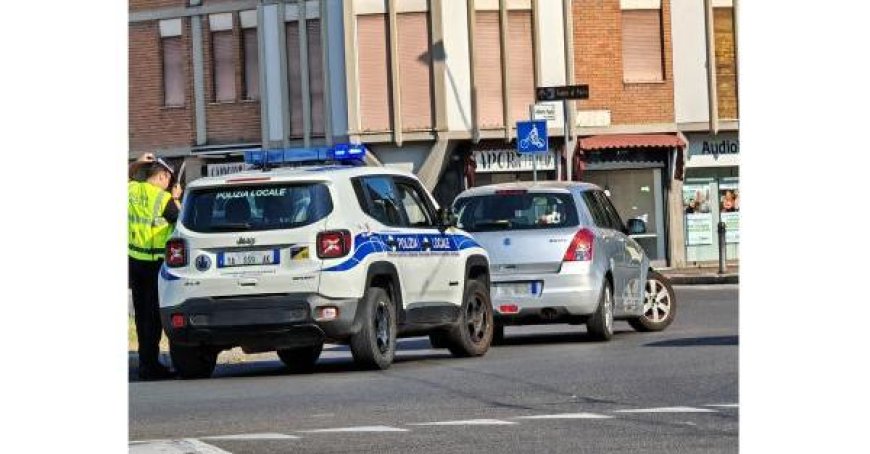 Auto in Gefahr: Fahrzeug am Piazzale Santa Croce droht Rad zu verlieren – Gazzareporter berichtet