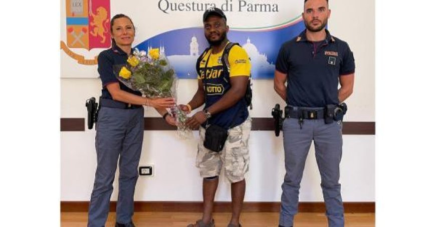 Asylbewerber in Parma schenkt Polizeibeamten gelbe Rosen und Dankesbrief