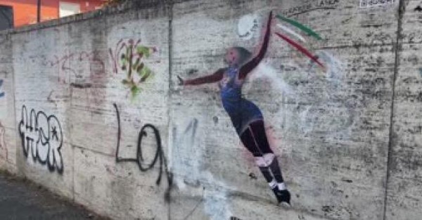 Un passant redonne vie à la murale vandalisée de Paola Egonu – Vidéo