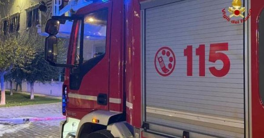 Autos in Maiatico in der Nacht in Brand gesteckt
