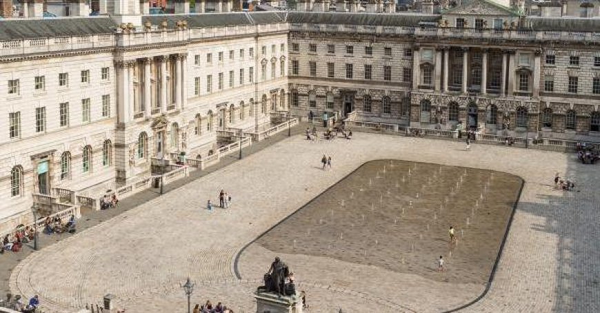 Großbrand in Somerset House: 100 Feuerwehrleute und 15 Pumpen im Einsatz in London