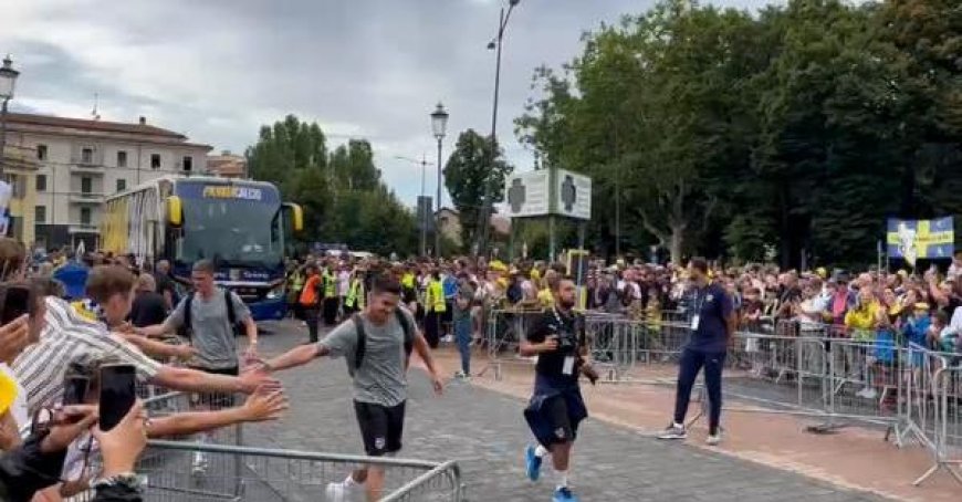 Parma-Fiorentina: Kreuzfahrer betreten zu Fuß das Tardini-Stadion zwischen zwei Menschenmassen – Video