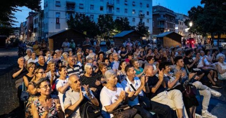 Oper und Dialekt unter den Sternen in Piazzale Picelli, Erfolg für das große Finale. Im Herbst Konzert zur Erinnerung an Mina Dall’Aglio – Foto
