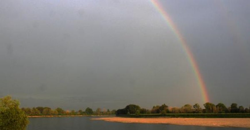 Un arc-en-ciel illumine le dimanche dans les terres du Po