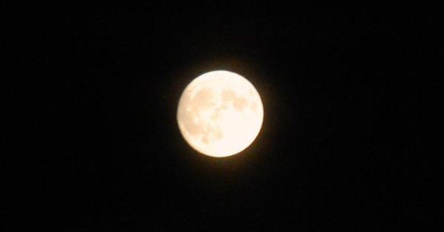 Fast volle Mond beleuchtet Parma – Schicken Sie uns Ihre Fotos