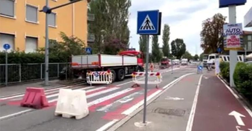 Via Mantova unterbrochen: Gemeldete Arbeiten, aber es gibt Leute, die auf der Baustelle ankommen – Video.