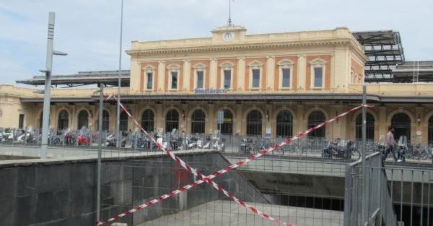 Bahnhof: Türen im zweiten Stock geschlossen – folgen Sie den Pfeilen, um einzutreten – Foto