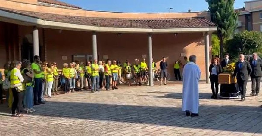 Farewell to Andrea Mozzarelli: Fiab-Mitglieder begleiten den Sarg auf Fahrrädern und Geschirr – Video