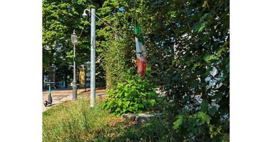 Une photo d’un lecteur au Parco Ducale : “Pauvre drapeau…”