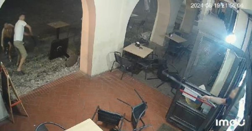 Schlägerei in Fontanellato: Barkeeper und zwei Kunden angeklagt, Tische fliegen und Eisenstange taucht auf
