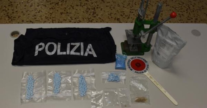 Drogenfund im Koffer: 25-Jähriger und zwei Mädchen in Parma verhaftet