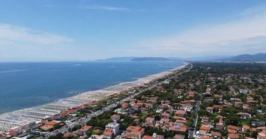 Un touriste de Parme à vélo battu par un automobiliste à Forte dei Marmi : un homme de 41 ans inculpé