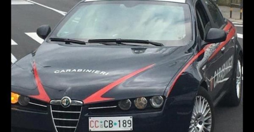 Jeune fille de 14 ans sauve sa mère des maltraitances de son père : un homme de 49 ans signalé par les carabinieri dans la région de Reggio.