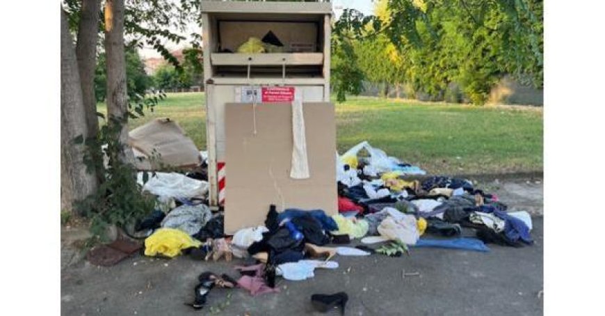 Mülldeponie in Via Testi: Die grüne Fläche verwandelt sich in eine Müllkippe