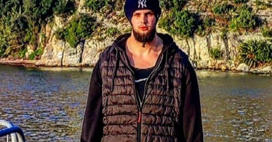 Un héros poursuit deux voleurs, les arrête et les fait arrêter