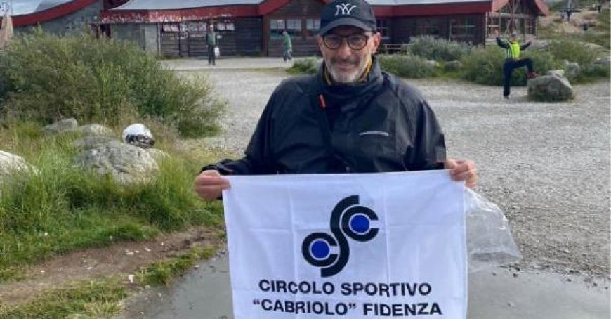 Italienischer Motorradfahrer Ottolini mit Cabriolo-Clubflagge am Nordkap