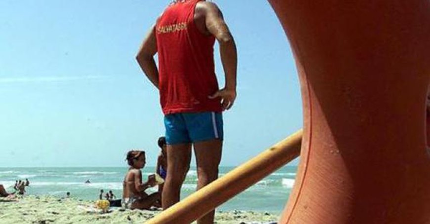 Lifeguard in Riccione sperrt 11-jährigen Jungen in Kabine ein, Eltern erstatten Anzeige