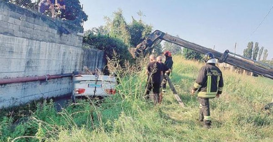Accident spectaculaire : il percute un muret et finit dans un canal