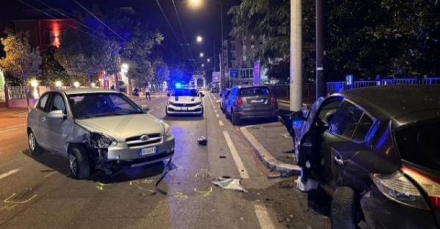 Accident de la route : une voiture termine sa course contre une voiture stationnée, la projetant contre un poteau de lumière – Dommages mais tous indemnes – Photos