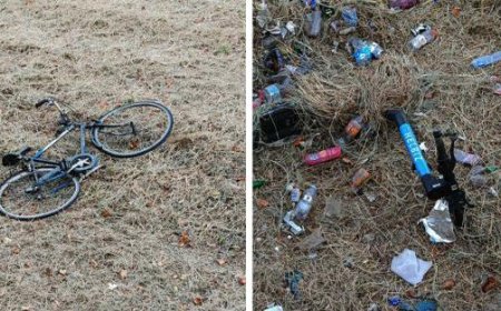 Déchets et détritus divers apparaissent dans le lit de la rivière, même une bicyclette – Photo