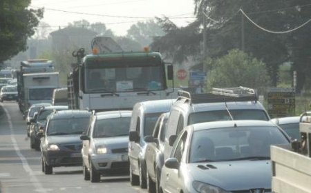 Travaux d’asphaltage sur la Via Emilia après Pontetaro : de longues files d’attente dans les deux directions