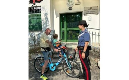 23-jähriger Ausländer gerät in Schwierigkeiten, als er zur Polizeiwache geht, um Diebstahl seiner Fahrrads zu melden, es jedoch vor dem Tor findet.