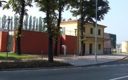 Obdachloser mit Säure in Bahnhof Sorbolo für 30 Euro angegriffen: Jagd auf drei junge Männer