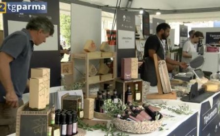 Einzigartige Köstlichkeiten aus Parma, Bergamo und Alba auf dem Piazza della Pace – Video