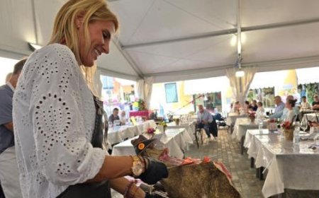 Le Festival du Prosciutto : dégustations, rencontres et bien plus encore dans les rues de Langhirano – Photos – Vidéos