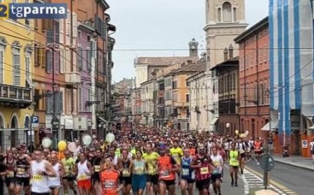 Halbmarathon: Athleten und Enthusiasten “übernehmen” Parma – Video